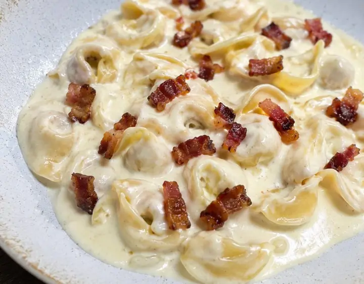 Tortellini pana dhe speck