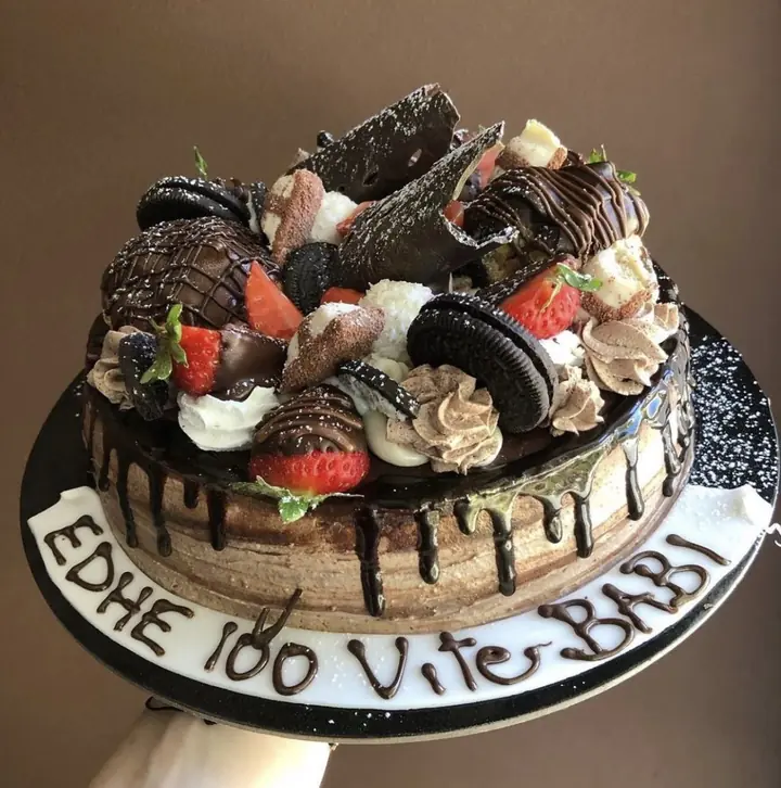 Tortë me çokollatë, Oreo dhe luleshtrydhe