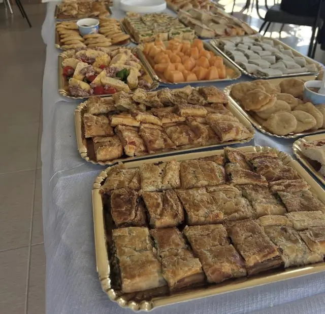 Bufe me byrekë dhe antipasta në sallë