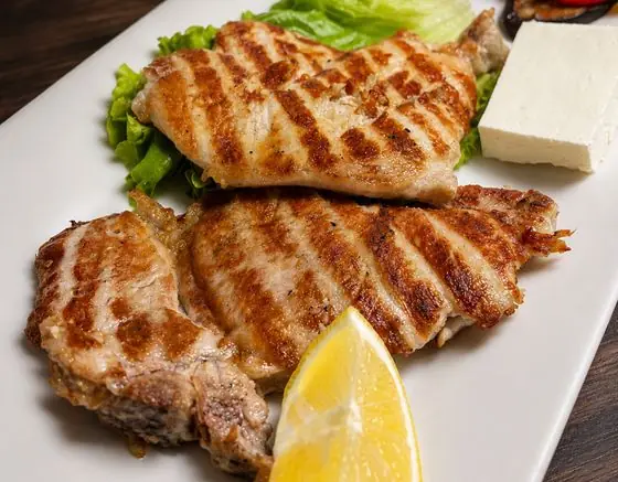 Bërxollë derri me garniturë