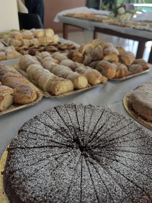 Kanoila, kroasante dhe kek çokollate për festë
