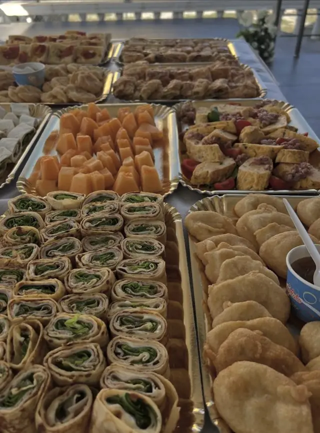 Rolls, pjepër dhe petulla në tabaka ari