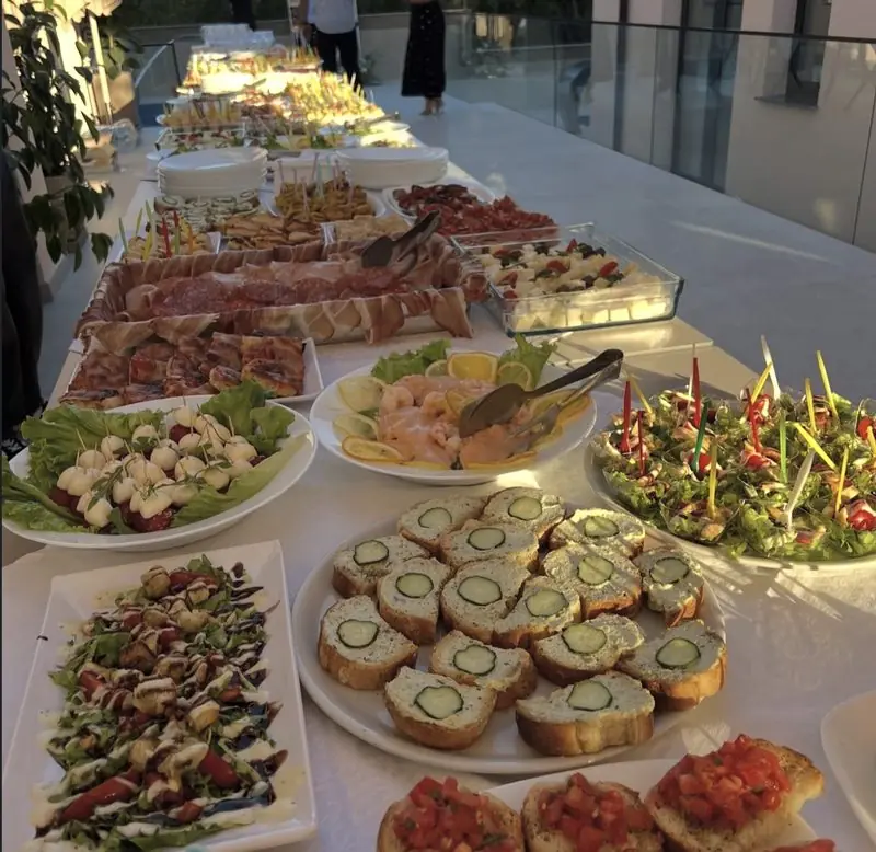 Bufe e gjatë në tarracë me antipasta dhe sallata