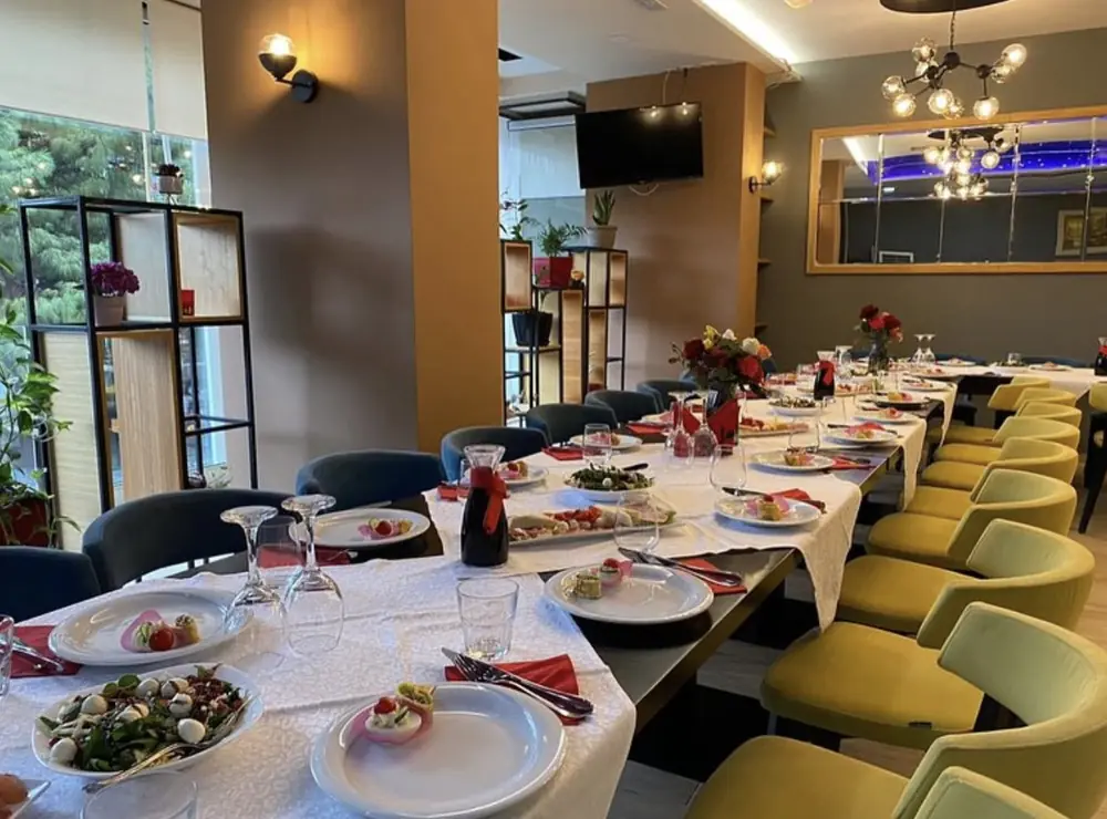 Tavolina të shtruara me antipasta