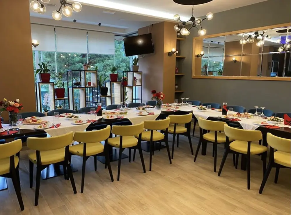 Salla e restorantit gati për një event